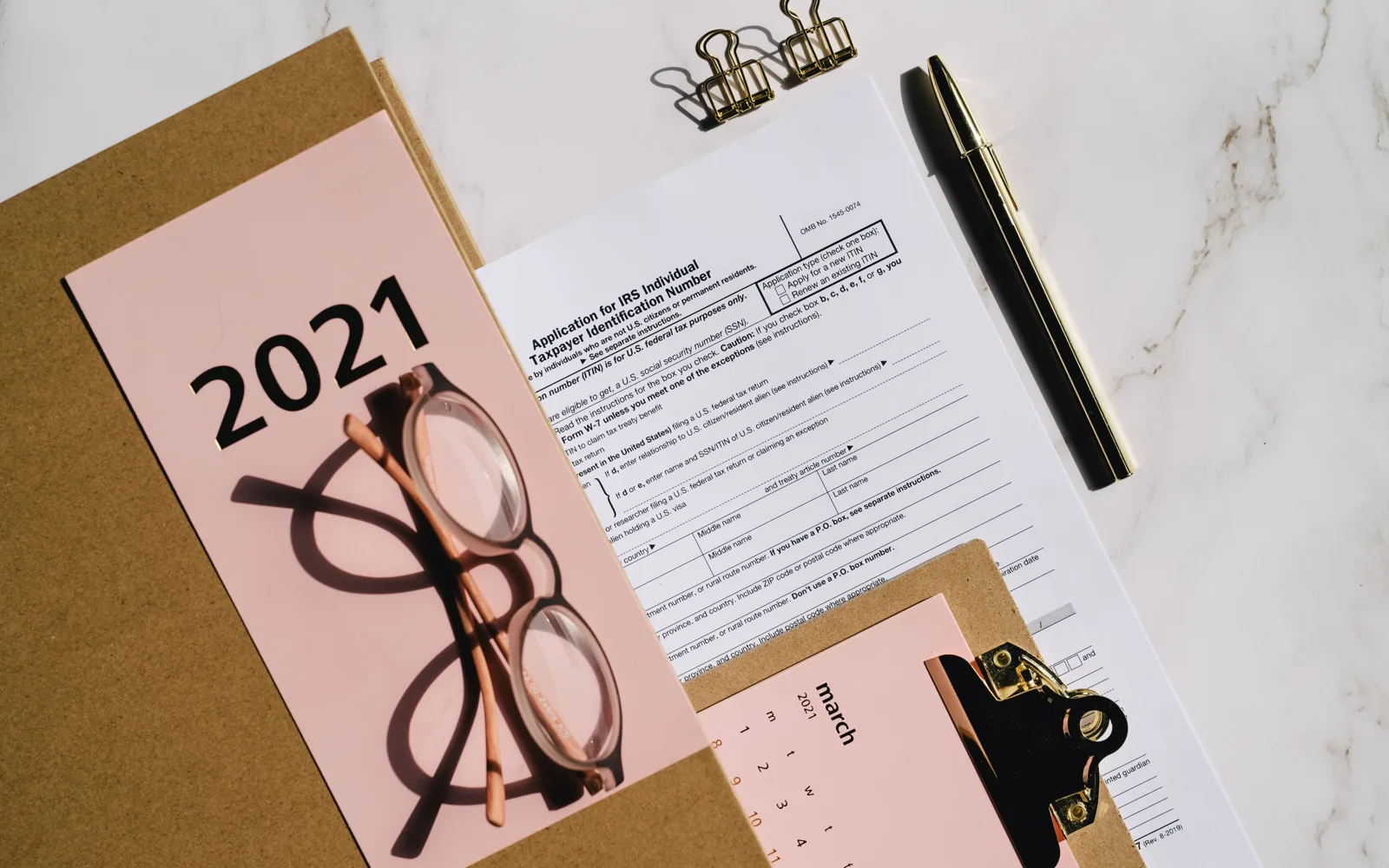 Un épargnant compare plusieurs offres de comptes à l’étranger