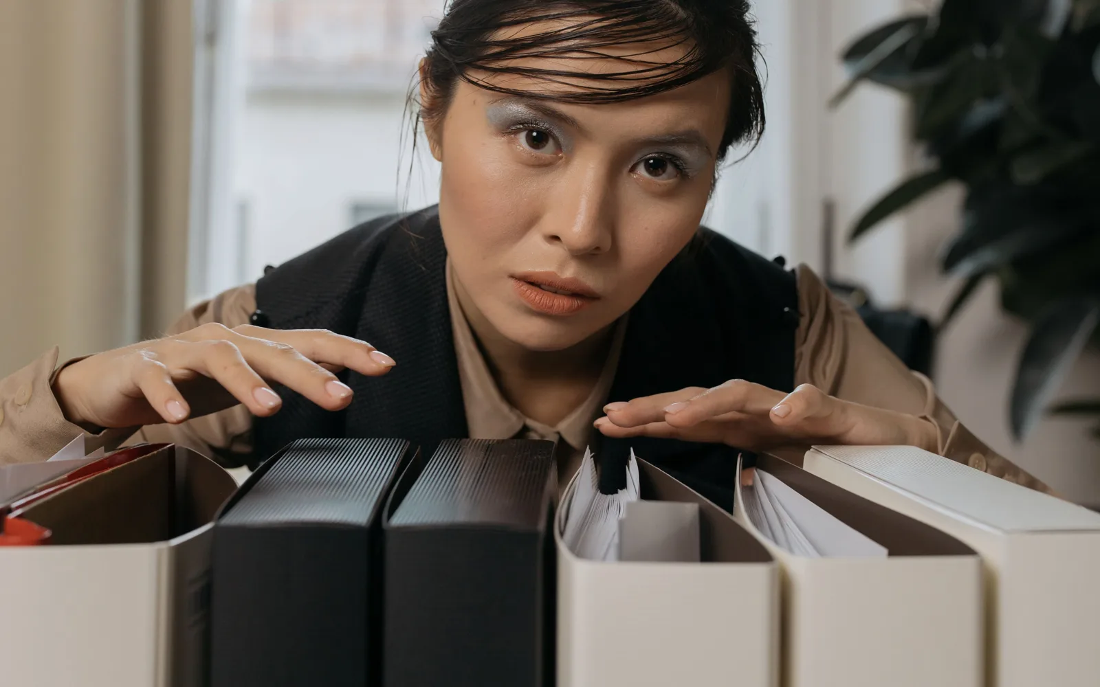 Mains qui classent des documents fiscaux avec soin
