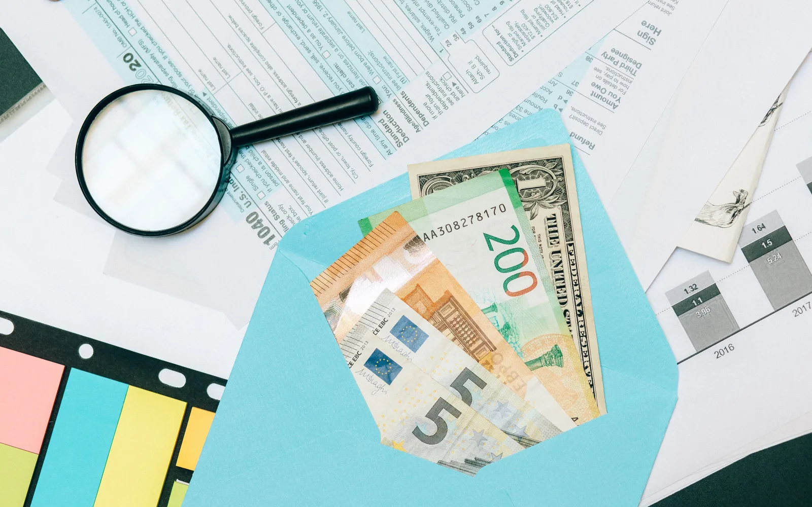Formulaire fiscal et calculatrice sur un bureau