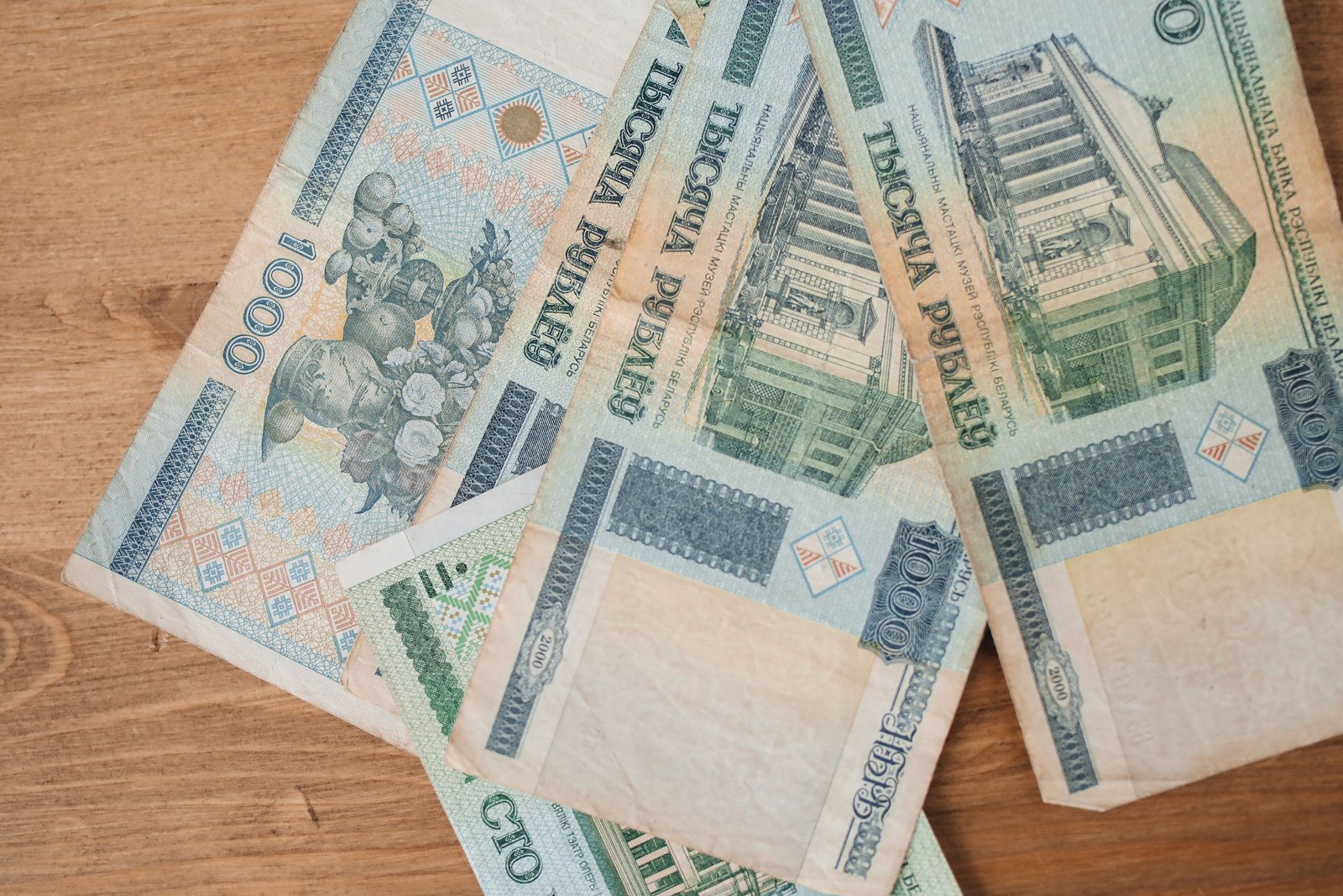 Illustration d'un convertisseur EUR/RUB affichant un taux de change et des billets en euros et en roubles.
